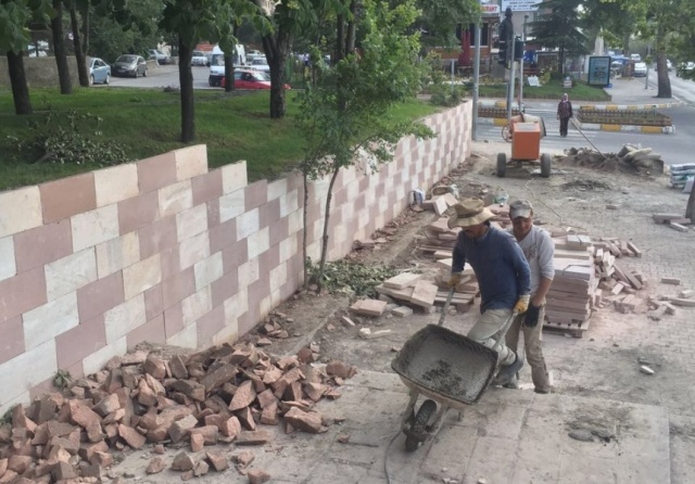 Nevşehir Hasan Emmi Türbesi'nin çevre duvarı onarılıyor.