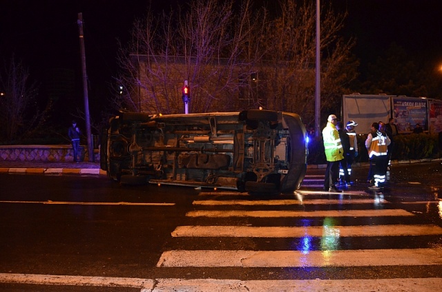 Otomobille çarpışan ambulans takla attı: 3 yaralı