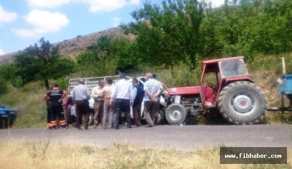 Kamyonet Park Halindeki Traktöre Çarptı: 3 Yaralı