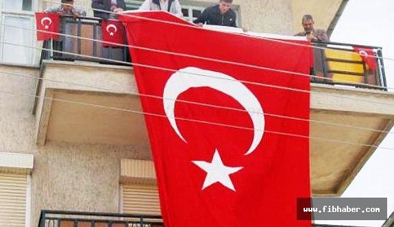 Şehidin Evine Türk Bayrakları Asıldı