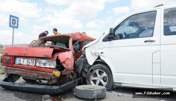 Minibüsle Otomobil Çarpıştı: 2 Ölü, 3 Yaralı