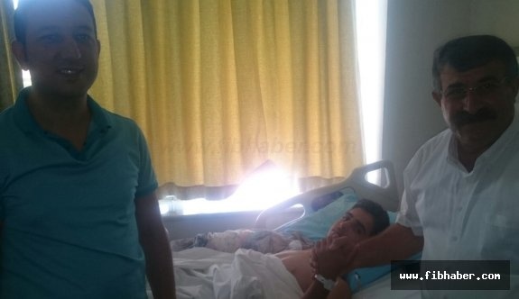 Başkan Yiğit, Kolu kopan genci hastanede ziyaret etti