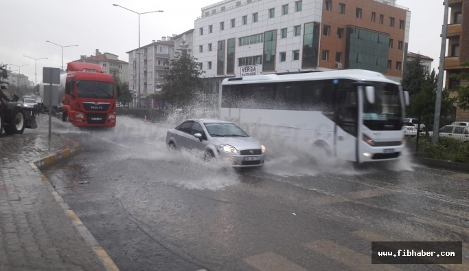 Nevşehir'de yağmur yağdı yollar su doldu