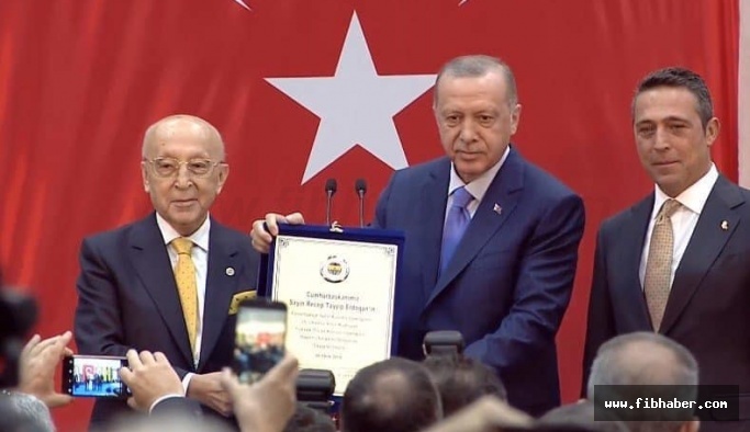 Cumhurbaşkanı Erdoğan'a 25. yıl plaketi Nevşehirli Vefa Küçük'ten...