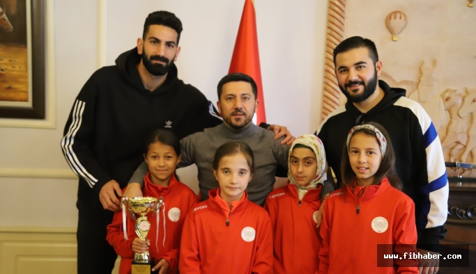 Arı, Türkiye Ve Dünya Dereceleri Elde Eden Sporcuları Tebrik Etti