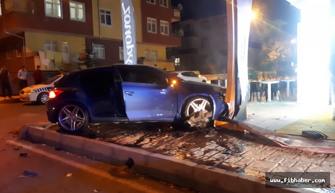 Nevşehir'de kontrolden çıkan araç kaldırıma çıktı