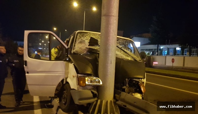 Nevşehir'de minibüs önce refüje çıktı sonra direğe çarptı: 1 yaralı