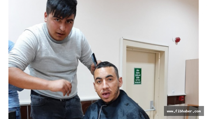 Ustalık eğitimi gören öğrenciler 30 öğrencinin saçlarını kesti