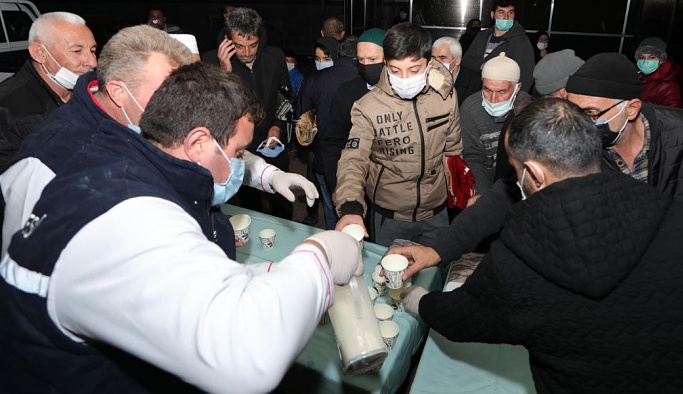 Nevşehir Belediyesi Kandil Gecesinde Vatandaşlara Süt Dağıttı