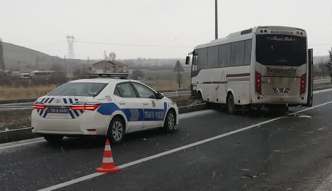 Nevşehir'de kontrolden çıkan otobüs orta refüje çıktı
