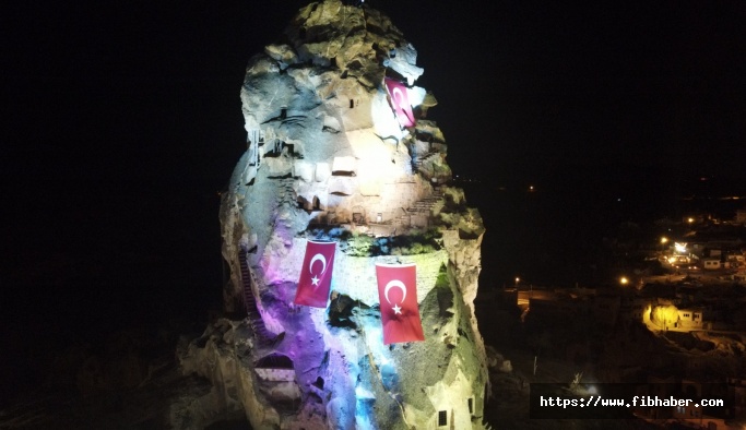 Kapadokya'nın zirvesi Ortahisar kalesinde 'Türk bayrağı' şöleni