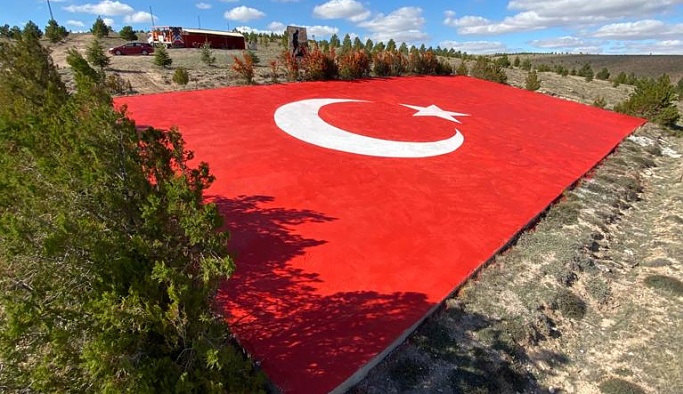 Nevşehir'de uzaydan görülebilen dev Türk bayrağı