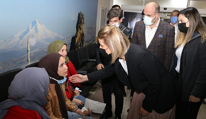 Nevşehir Valisi Becel, kazada yaralananları hastanede ziyaret etti