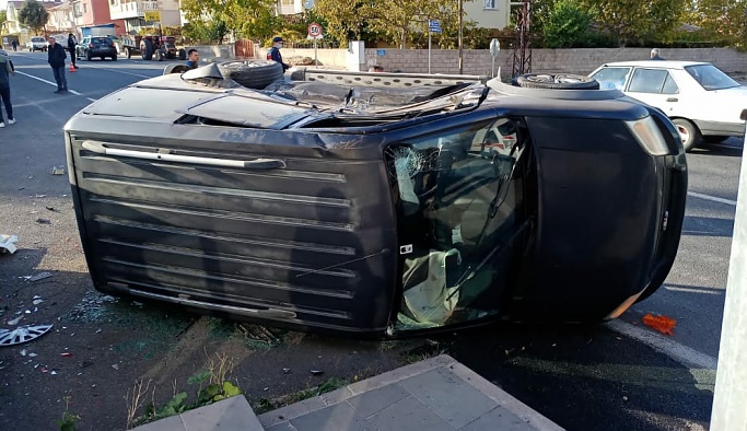 Avanos'un Özkonak kasabasında İki araç çarpıştı biri devrildi!