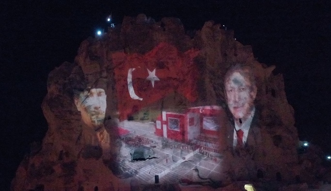Uçhisar Kalesi'ne 'Türk bayrağı, Atatürk ve Erdoğan' görseli yansıtıldı