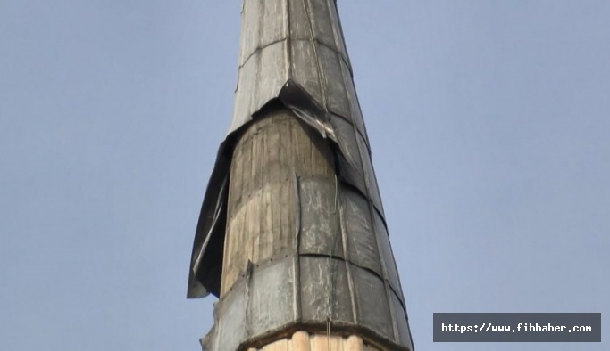 Nevşehir'de cami minaresinin kurşun kaplamaları rüzgardan söküldü