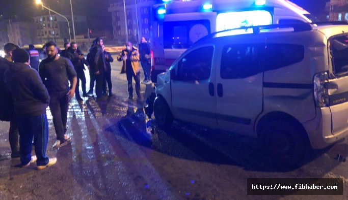Nevşehir'de hafif ticari araç ile transit çarpıştı: 2 yaralı