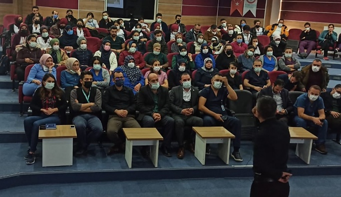 Nevşehir'de sağlık çalışanlarına "İletişim" temalı söyleşi