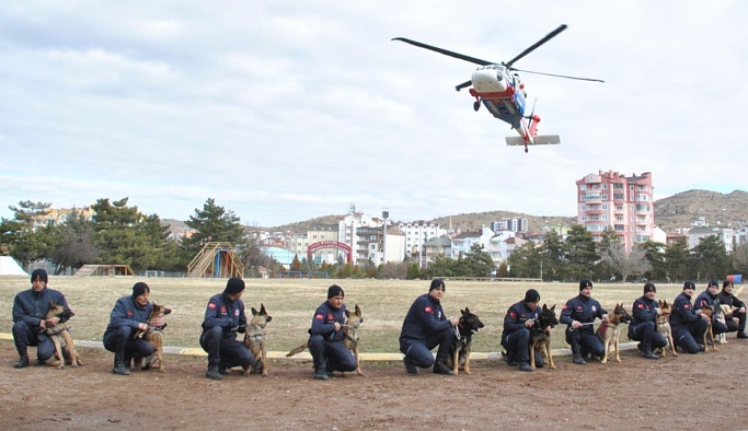 Nevşehir JAKEM köpekleri ve kullanıcılarına helikopter eğitimi verildi