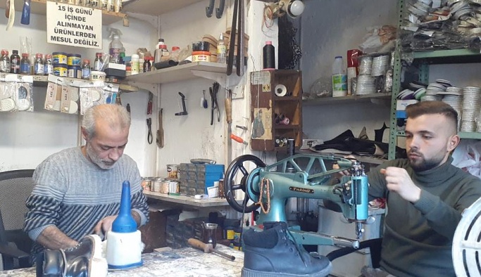Nevşehir'de ayakkabı tamircisi kendi çırağını kendisi yetiştiriyor