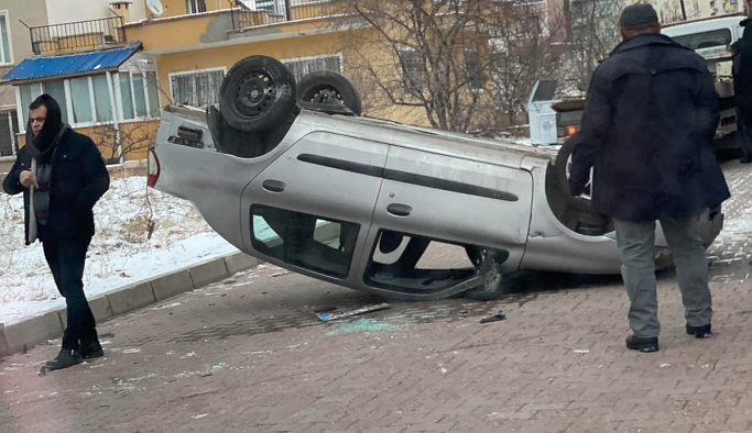 Nevşehir'de çarpışan iki otomobilden biri ters döndü