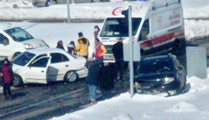 Nevşehir Kapadokya Alan Başkanlığı kavşağında kaza: Yaralılar var