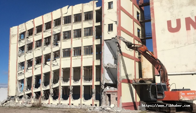 Nevşehir'de bir un fabrikası binası böyle yıkıldı