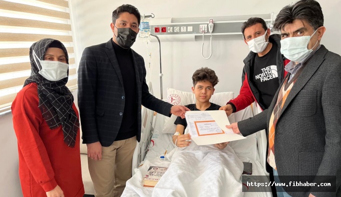 Nevşehir'de tedavi gören öğrenci karnesini hastanede aldı