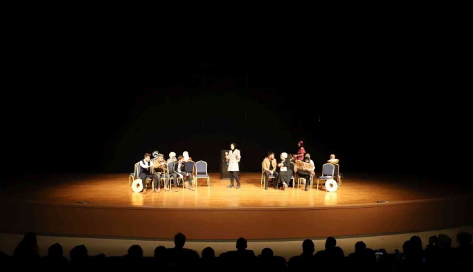 NEVÜ Öğrencileri ‘Ölüler Konuşmak İsterler’ Adlı Tiyatro Oyununu Sahneledi