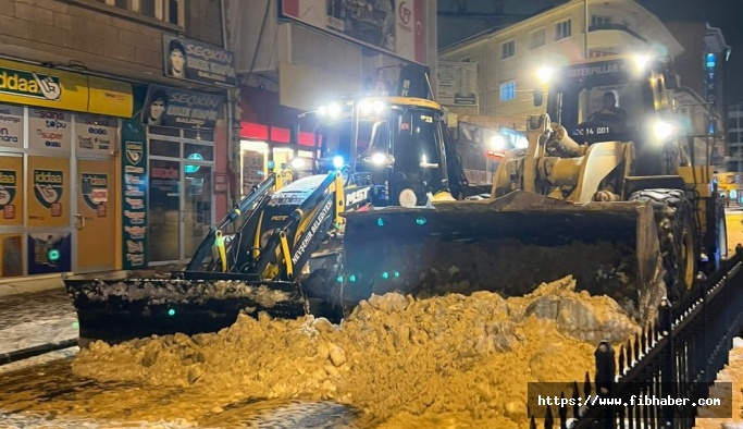 Nevşehir Belediyesi ekiplerinin gece kar mesaisi