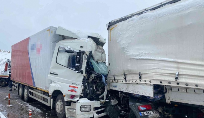 Nevşehir’de kamyon tırla çarpıştı: 1 ölü