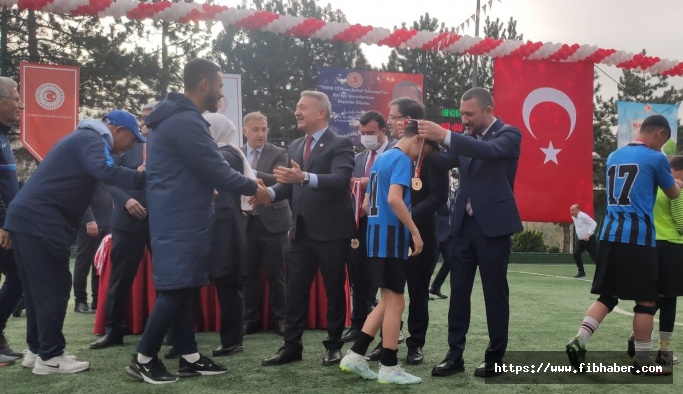 Açıkgöz, 23 Nisan Futbol Turnuvası ödül törenine katıldı