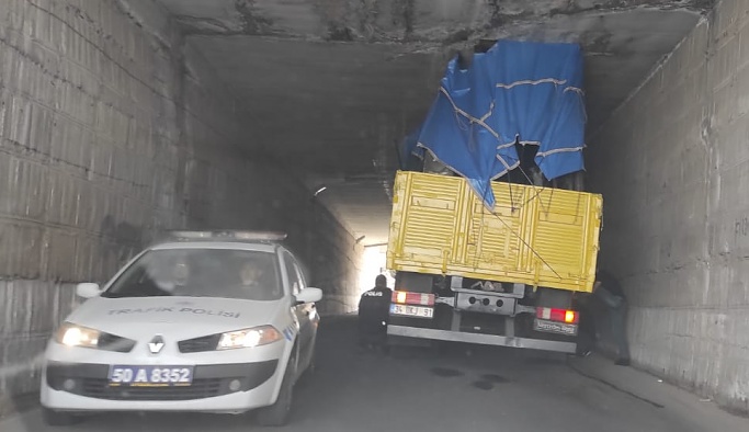 Nevşehir'de cam yüklü kamyon köprü altında sıkıştı.