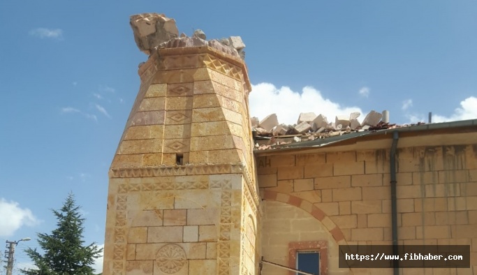 Nevşehir Karapınar'da kuvvetli rüzgar cami minaresini yıktı