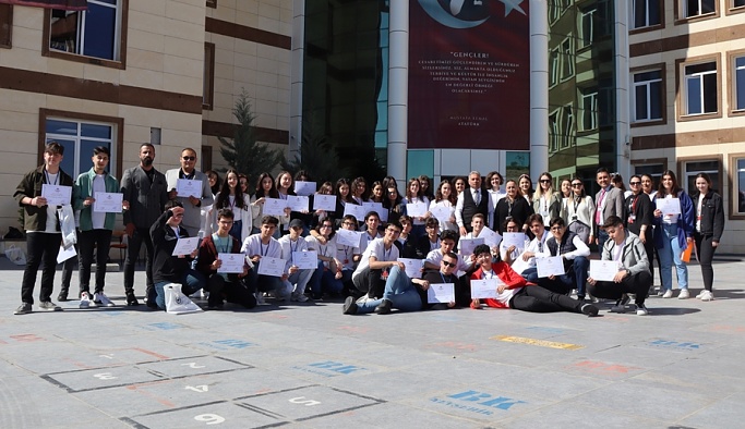 Bahçeşehir Koleji'nde Öğrencilere Başarı Sertifikaları Verildi