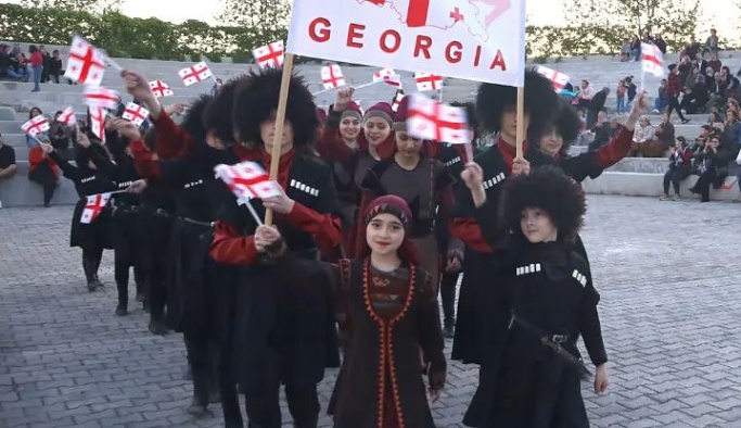 Gürcistan halk dansları gösterisi Avanos'ta büyük beğeni topladı