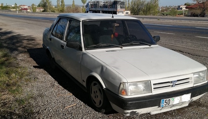 Nevşehir Karacaören'de yol kenarına bırakılan araç merak uyandırdı
