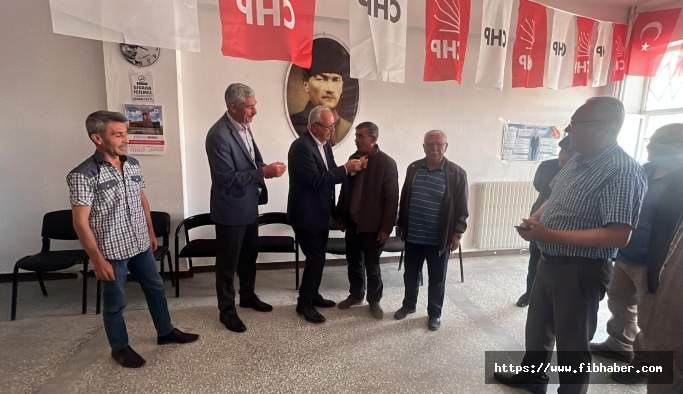 Sarıaslan, Kozaklı'da CHP'ye katılan 3 kişiye parti rozeti taktı