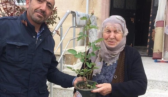 Uçhisar Belediyesi annelere saksı çiçeği hediye etti.