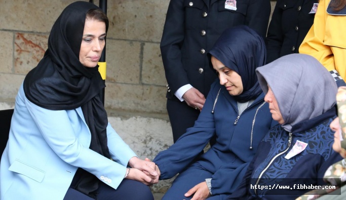 Vali Becel, şehit polis eşinin elini bırakmadı