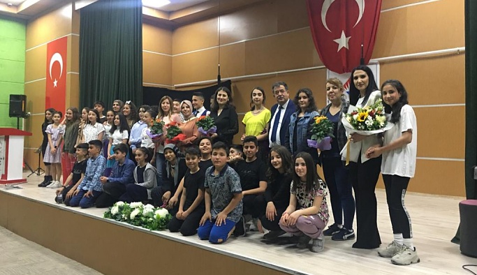 Yavuz Sultan Selim Han Ortaokulunda anneler günü programı