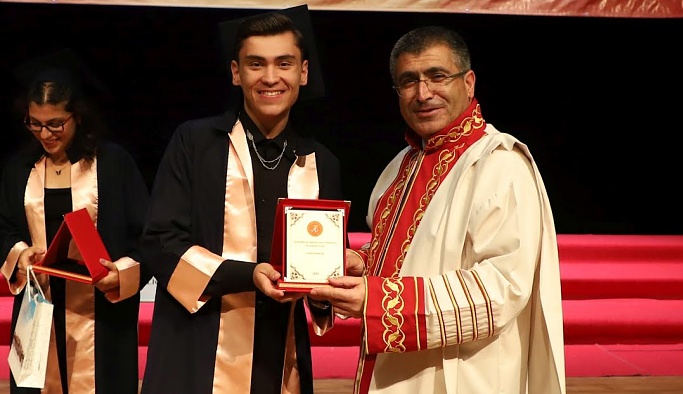 NEVÜ Eğitim Fakültesi Mezunları Törenle Diplomalarını Aldı