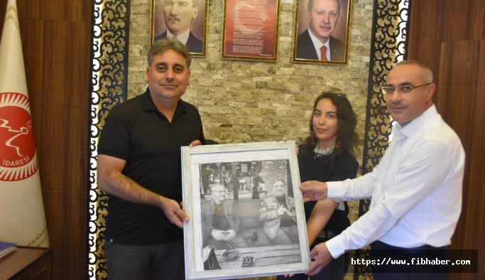 Ressam Gülhan Kartal Karakalem Çalışmasını İl Genel Meclis Başkanı ve Genel Sekretere Takdim Etti.