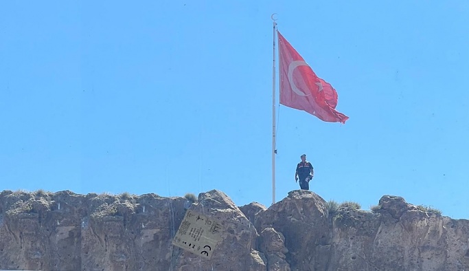 Kaymaklı Kalesi'ndeki Türk bayrağını selamlayan asker...
