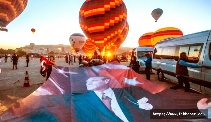 30 Ağustos'un 100. Yılında Balonlar Kapadokya Semalarını Süsledi