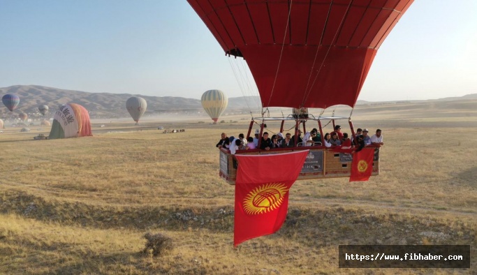 Kapadokya'da balonlar Kırgızistan bayrakları ile uçtu