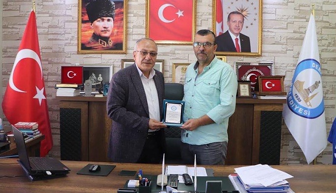 Başkan Aksoy'dan Emekli Olan Personele Plaket