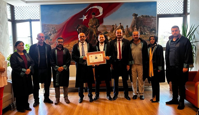 Nevşehir'de genç avukat cübbe giyerek ruhsatını aldı