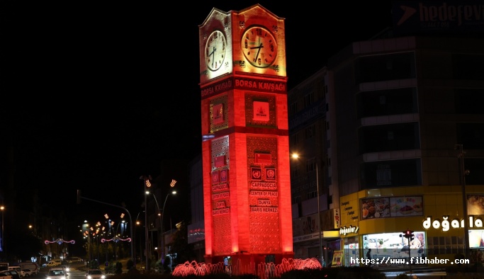 Nevşehir borsa kavşağı’ndaki saat kulesi kırmızıya büründü