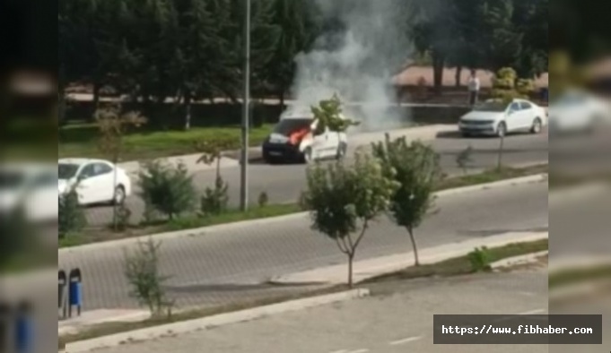 Nevşehir'de park halindeki otomobil alev aldı